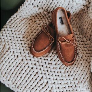 Manitobah Mukluks Sherling Lined Cabin Loafers Slippers Brown Size 9 Loungewear